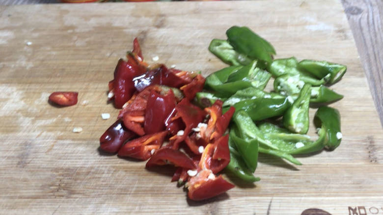 干锅鱼,青红辣椒洗净后去蒂去籽，切成小块备用