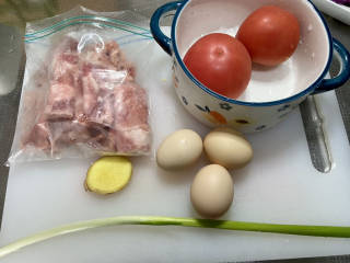 滑蛋牛肉➕番茄肥肉滑蛋,食材合照：肥牛片200g，番茄两个，鸡蛋3个，姜一小块，小葱一根