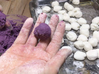 紫薯桂花汤圆,取出紫薯泥，分成比糯米面团小三分之一的团