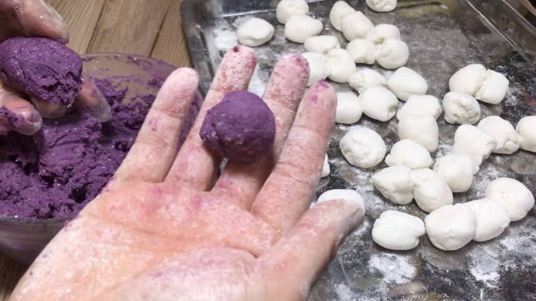 紫薯桂花汤圆,取出紫薯泥，分成比糯米面团小三分之一的团