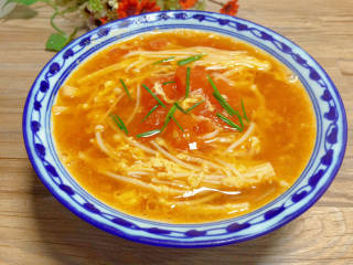金针菇番茄汤,出锅装入碗中，再撒点香葱点缀