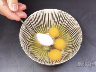 #闹元宵#好看还好吃的双色松花蛋肠制作方法,一勺泡过水的生粉