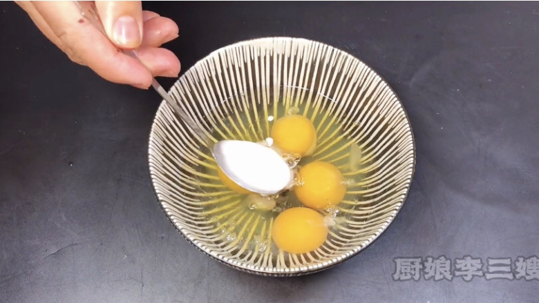 #闹元宵#好看还好吃的双色松花蛋肠制作方法,一勺泡过水的生粉