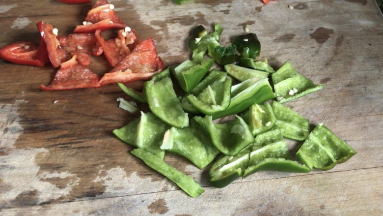 嫩南瓜炒肉丝,青红辣椒洗净，去蒂去籽后切成南瓜一样的形状