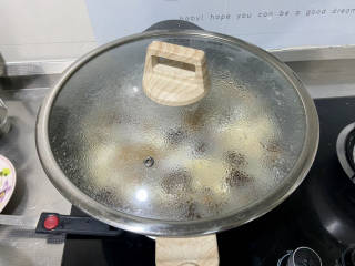 鲫鱼豆腐菇菌汤,煮开后小火加盖炖煮15分钟