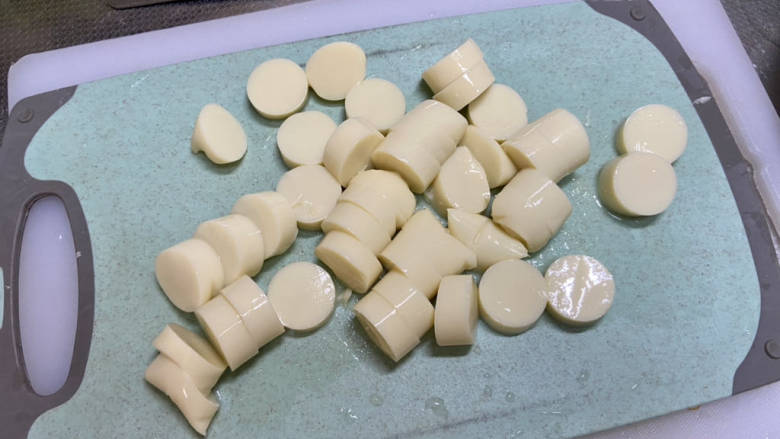 椒盐日本豆腐,日本豆腐从中间切开，挤出包装，切均匀小块