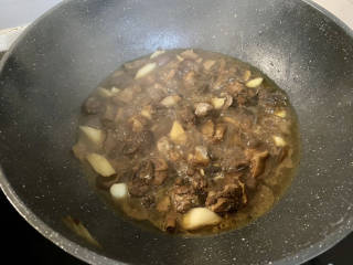 香菇烧鸭肉➕香菇山药烧鸭肉,开盖，转中大火收汁，中途推动一下食材，以免粘锅