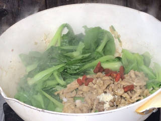 小白菜炒肉丝,加入肉丝、枸杞、盐、胡椒粉和鸡精，翻炒均匀