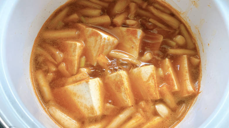 海鲜菇豆腐汤,煮至沸腾