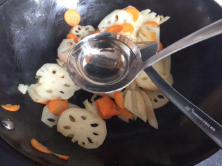 炝炒藕片,开一小勺清水，以免粘锅