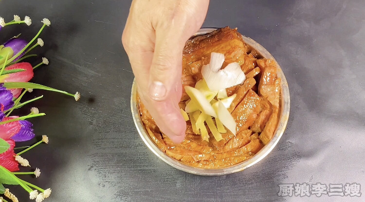 简单又好吃的梅菜扣肉的制作方法,放上葱姜