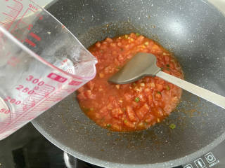 番茄炒鱼片,加入小半碗清水煮开