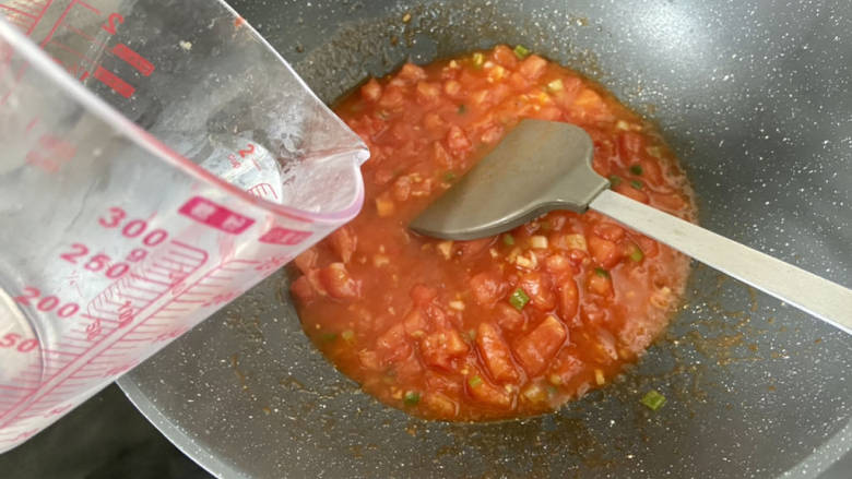 番茄炒鱼片,加入小半碗清水煮开
