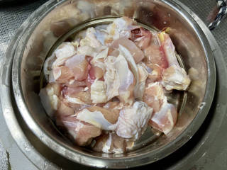 土豆香菇焖鸡,琵琶腿去骨切块，也可以直接斩块，然后清水清洗，沥水备用