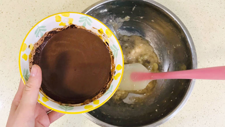 巧克力乳酪蛋糕,加入香蕉泥中，搅拌均匀