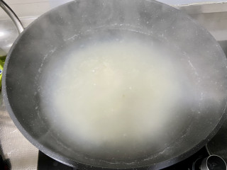 腊味糯米饭➕杂蔬腊味焖糯米饭,坐锅烧水，水开下入糯米，小火炖煮5分钟，捞出沥干水份备用
