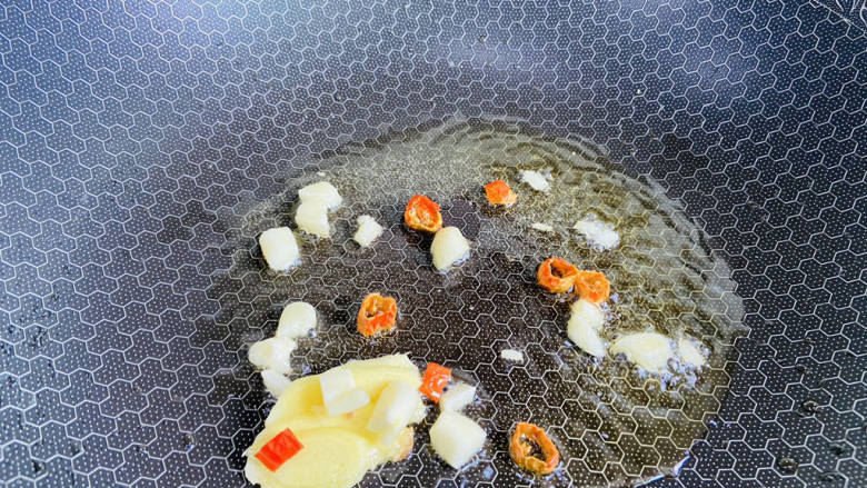 土豆香菇焖鸡,起油锅放入姜、蒜、辣椒爆香