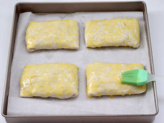酸菜烤包子,烤盘铺上油纸，放入包好的包子，刷上一层蛋液。