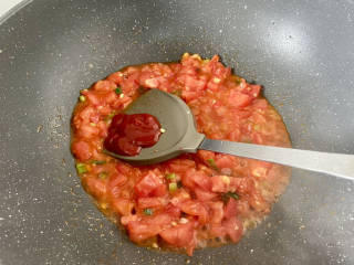 番茄炒鱼片,加入一汤匙番茄酱，翻炒均匀，让味道更浓郁