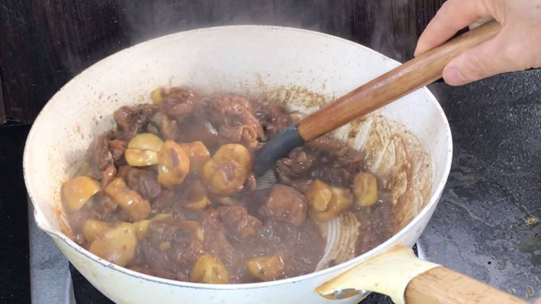 板栗焖鸡肉,大火收汁至汤汁浓稠