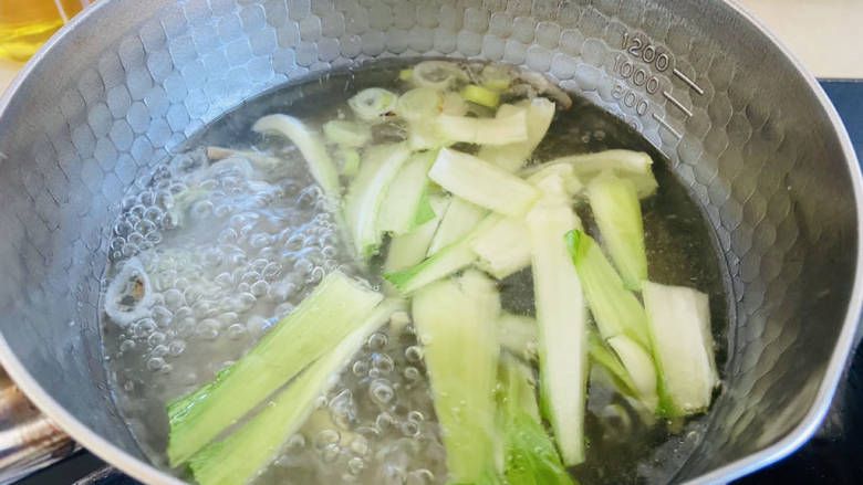 青菜猪肝汤,放入白菜梗煮一分钟