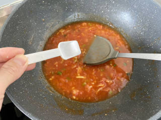 茄汁黄鱼➕茄汁小黄鱼,尝下咸淡，根据自己口味，添加少许食盐定味