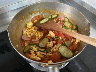 番茄黄瓜炒蛋,改小火，继续咕嘟炖煮一分钟，让食材充分入味吸收汤汁