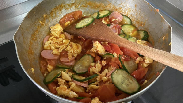 番茄黄瓜炒蛋,改小火，继续咕嘟炖煮一分钟，让食材充分入味吸收汤汁