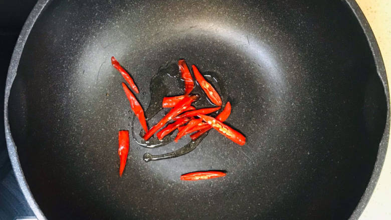黄瓜炒土豆丝,起油锅，油烧热，加入红辣椒爆出辣味