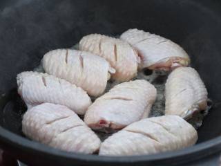 蒜香焖翅,锅中倒少许食用油烧热，将鸡翅依次排放锅中改小火煎制。