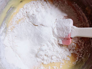 蓝莓酸奶马芬,面粉、泡打粉混合后筛入黄油里。