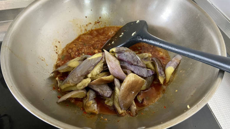 鱼香茄子盖饭,加入小半碗清水煮开，加入茄子，翻炒均匀