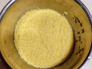 百合小米粥,准备好小米，洗净待用。