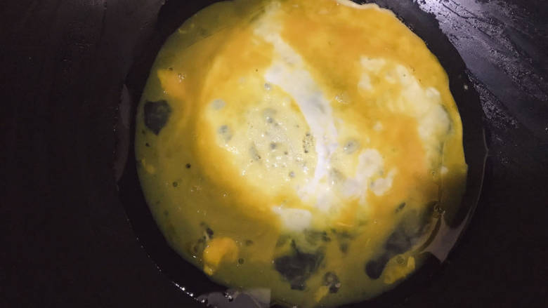 包菜胡萝卜炒鸡蛋,锅中倒入适量油，倒鸡蛋液