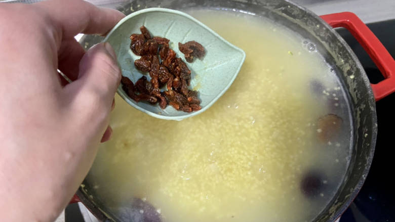 百合小米粥➕红枣莲子百合小米粥,加入枸杞小火煮两分钟，即可