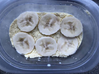 燕麦牛奶豆乳盒子,继续铺香蕉片。
