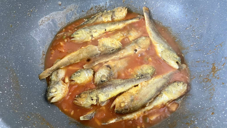 茄汁黄鱼➕茄汁小黄鱼,加入煎过的小黄鱼，加盖小火焖煮5分钟
