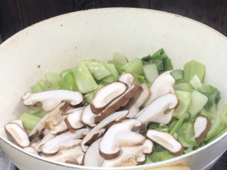 香菇炒小白菜,放入菜梗和香菇炒至变色