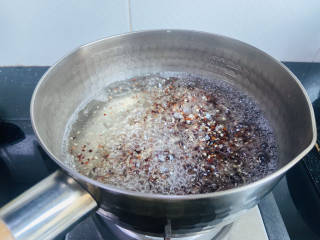 鲜虾仁藜麦果蔬沙拉,锅中加入适量清水大火烧开，放入藜麦煮十五分钟