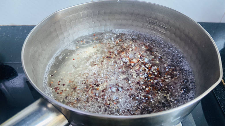 鲜虾仁藜麦果蔬沙拉,锅中加入适量清水大火烧开，放入藜麦煮十五分钟