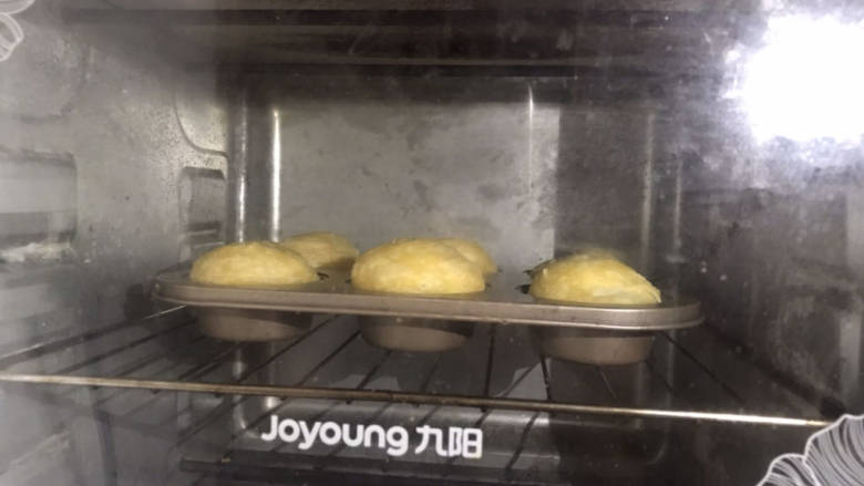 脆皮泡芙,放入预热好的烤箱中层，160度烤35分钟