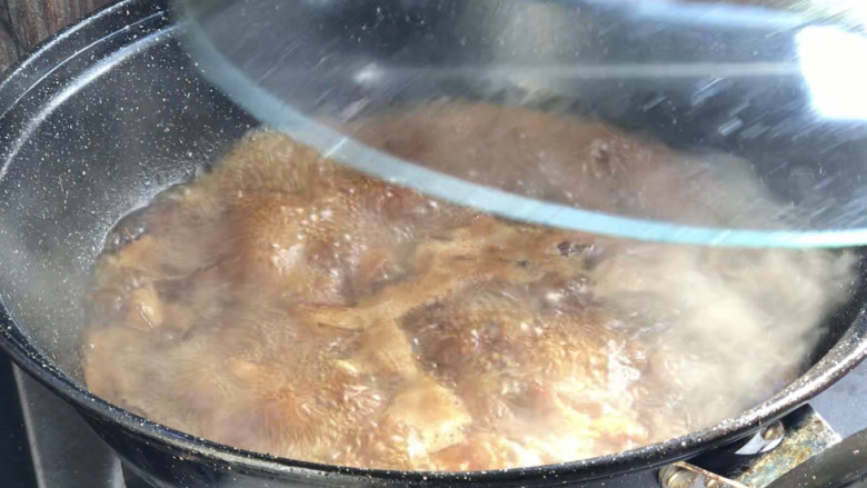 菱角烧肉,盖上锅盖，炖煮30分钟