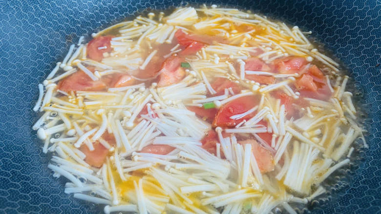金针菇番茄汤,加入热水大火烧开转中小火煮五分钟