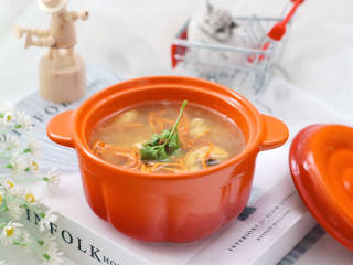 虫草花鸡汤,冬天多做给家人喝，预防感冒特别好的汤哟！