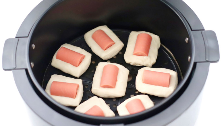 快手火腿小酥饼,空气炸锅提前预热，把火腿小酥饼胚放入炸篮中。