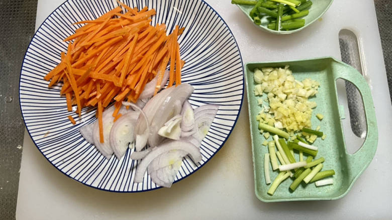 椒盐花菜,改刀：胡萝卜切丝，洋葱切丝，小葱切段，葱白葱叶分开，姜切小粒，蒜切蒜蓉