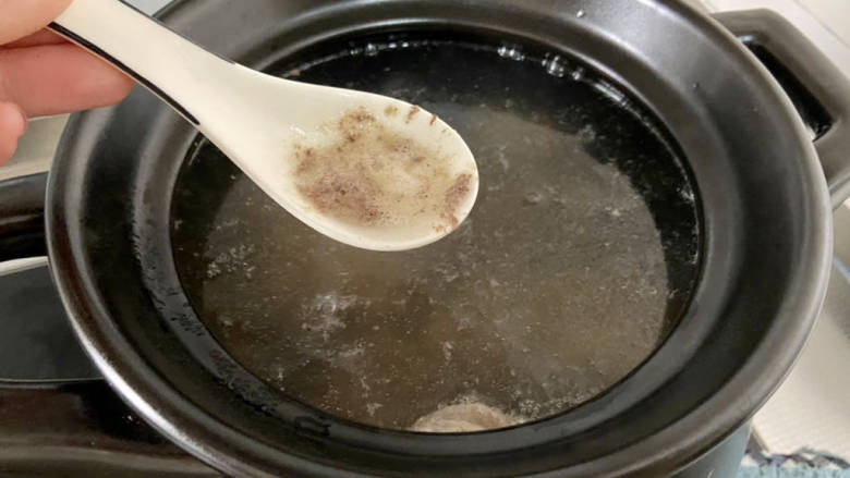 棒骨萝卜汤,煮开后保持中火五分钟，不断撇干净剩余的小浮末