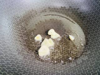小炒白玉菇,起油锅放入蒜片炒香