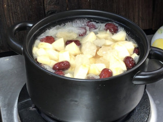苹果炖银耳,半小时后，将苹果和冰糖加入炖锅中，拌匀