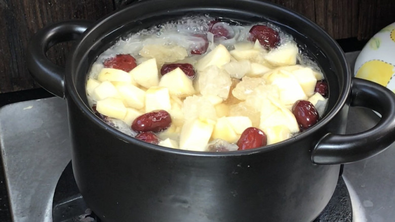 苹果炖银耳,半小时后，将苹果和冰糖加入炖锅中，拌匀